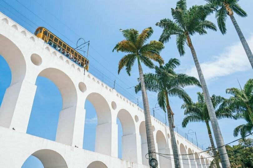 Bonde passando sobre os Arcos da Lapa