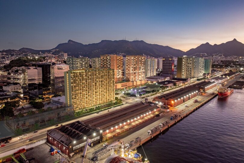 Vista aérea noturna do Erê Residencial inserido no Porto Maravilha, no Rio de Janeiro